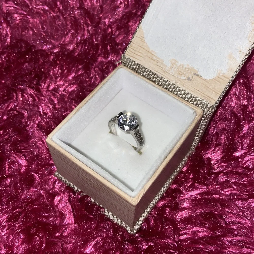 *Fake* Diamond ring - Picture 2 of 9
